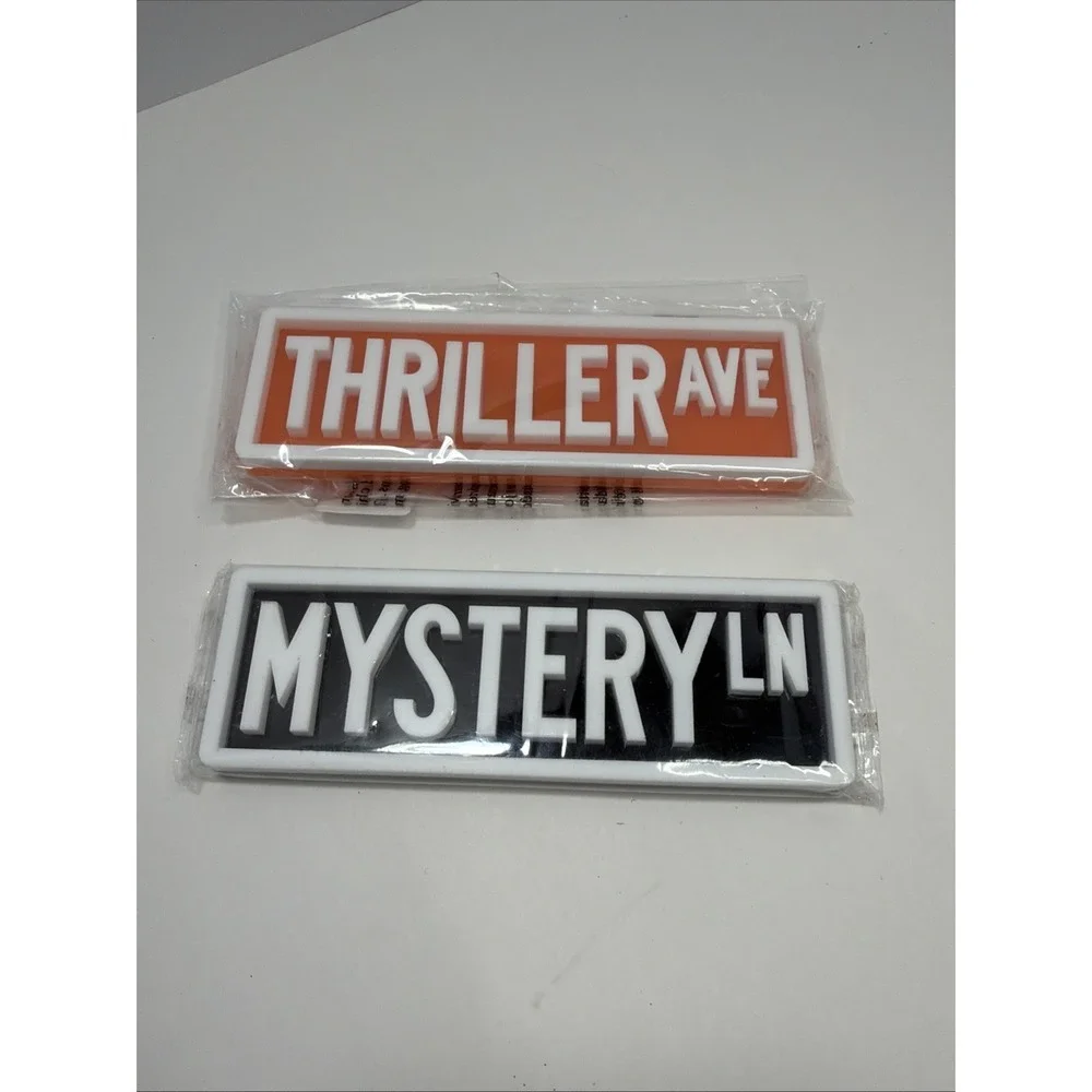 Think Plastic Plaque Thriller Ave & Mystery Ln, Bookshelf Signs Lot Of 2 - NEW